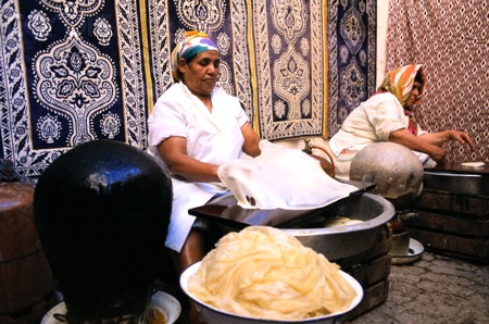 Fes-Women-Preparing-Pastilla